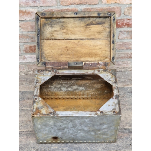 1279 - Vintage galvanised tank with rivetted seams and hinged plank top, H 37cm x W 46cm x D 31cm