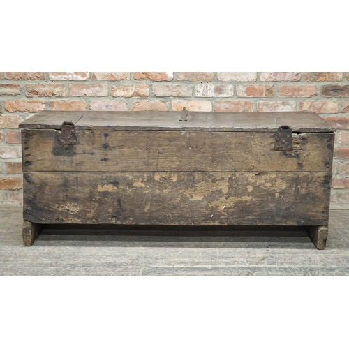 1287 - Impressive 15th / 16th century oak coffer or sword chest with wrought iron hinges, H 60cm x W 143cm ... 