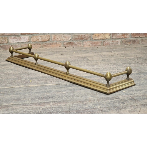 1340 - Victorian brass fire fender, H 15cm x W 136cm x D 31cm