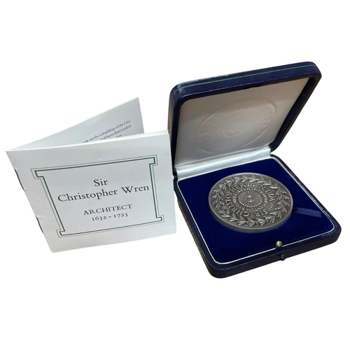 87 - 1973 cased Silver Sir Christopher Wren 250th Anniversary Commemorative Medal by John Pinches, having... 