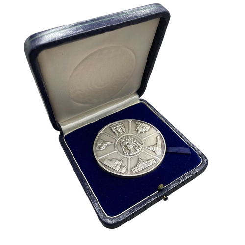 87 - 1973 cased Silver Sir Christopher Wren 250th Anniversary Commemorative Medal by John Pinches, having... 