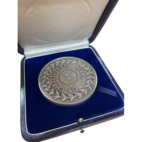 87 - 1973 cased Silver Sir Christopher Wren 250th Anniversary Commemorative Medal by John Pinches, having... 