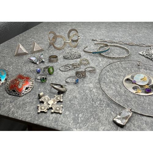 37 - Large collection of mainly silver jewellery to include Paula Bolton amethyst and pearl brooch, Renni... 