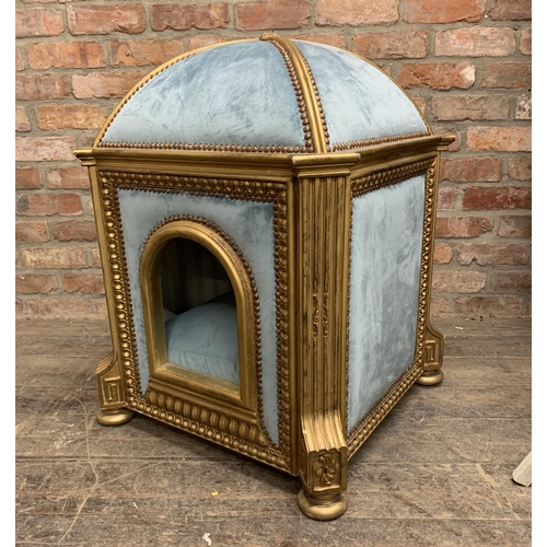 1190 - Good quality giltwood and studded velvet dog kennel, replica of the niche de chien created for Marie... 