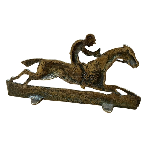 526 - Brass jockey and race horse desk ornament, W 18cm x H 11cm