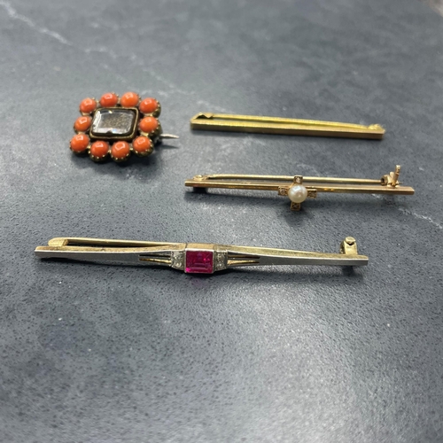 55 - Art Deco 15ct and platinum synthetic ruby and diamond bar brooch, 3g, early Victorian gold and coral... 
