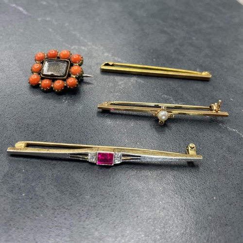 55 - Art Deco 15ct and platinum synthetic ruby and diamond bar brooch, 3g, early Victorian gold and coral... 