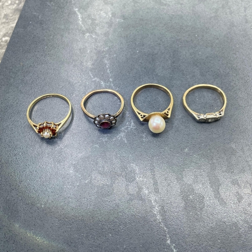50 - Four 9ct rings to include two garnet and cultured pearl, large cultured pearl solitaire and a three ... 
