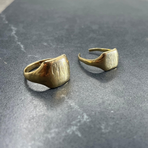 52 - Two 9ct signet rings, 5.8g (af)