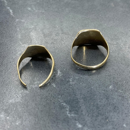 52 - Two 9ct signet rings, 5.8g (af)