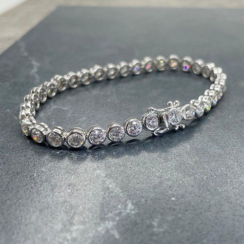 59 - Superior quality 18ct white gold diamond line or tennis bracelet, 35 0.27ct diamonds, approx. 9.45ct...