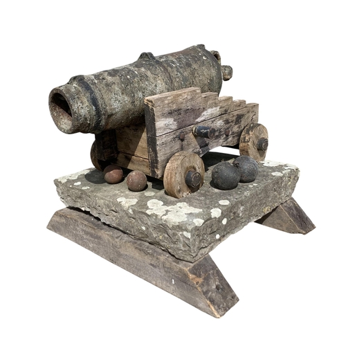 2041 - Impressive Napoleonic period carronade, the weapon being a short, smoothbore, cast iron cannon used ...