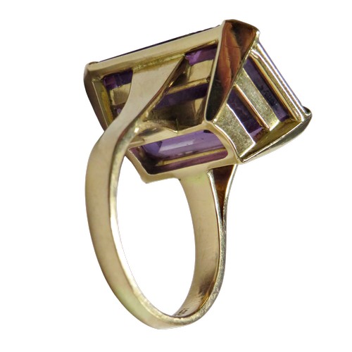 19 - A Continental yellow metal and synthetic-corundum imitating-alexandrite single stone ring, the cut-c... 