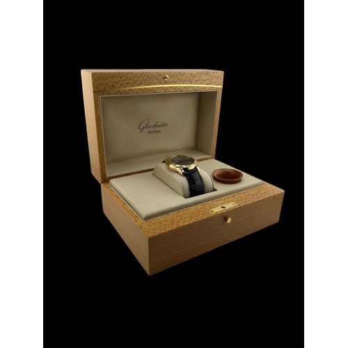 1125 - Glashütte, Senator, Panorama date with moon phase, a gentleman’s 18ct gold wrist watch, signed dark-... 
