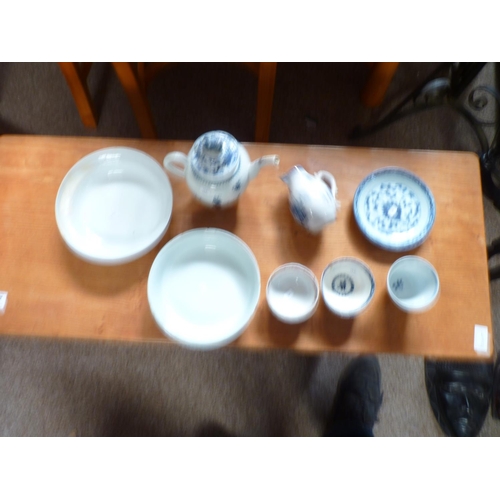 166 - Collection of Chinese Porcelain and ceramic pieces