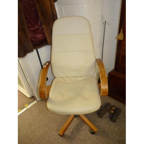 561 - Cream faux leather swivel office chair