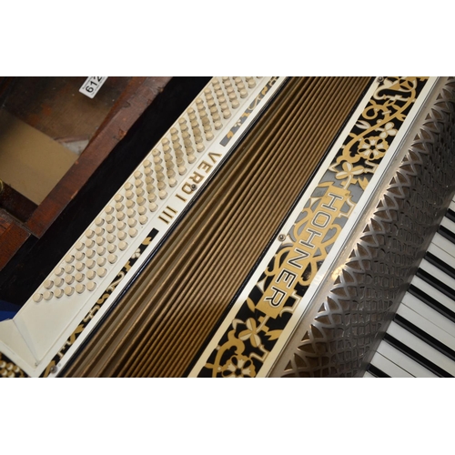 611 - Hohner accordian