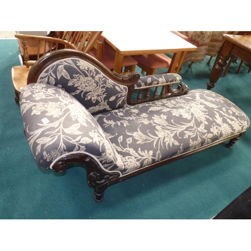 710 - Antique chaise longue