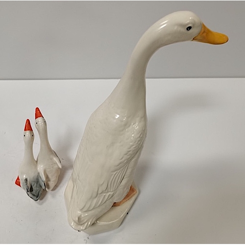 111 - Beswick Duck 902 25cm & Pr Geese 10cm