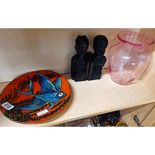 618 - Puigdemont fish Plate, African style Bookends & Pink Vase