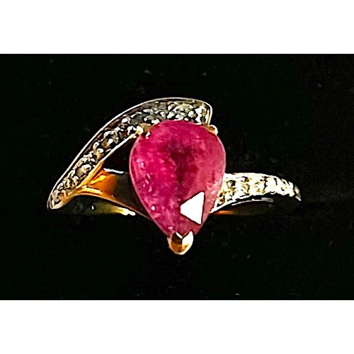 699 - 9ct vintage ring heavywith large heart shaped pink centre stone flanked by 2 shoulders of white ston... 