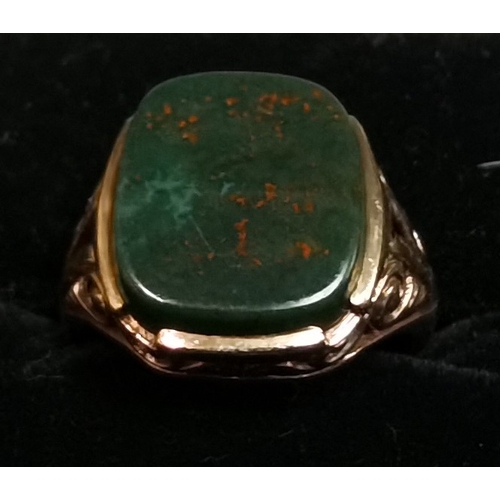 740a - 9ct gold ring 5.6g Green blood stone clear hallmarks clean condition Size P 