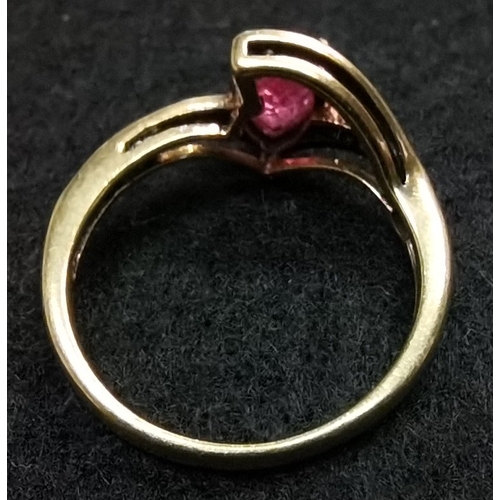 699 - 9ct vintage ring heavywith large heart shaped pink centre stone flanked by 2 shoulders of white ston... 