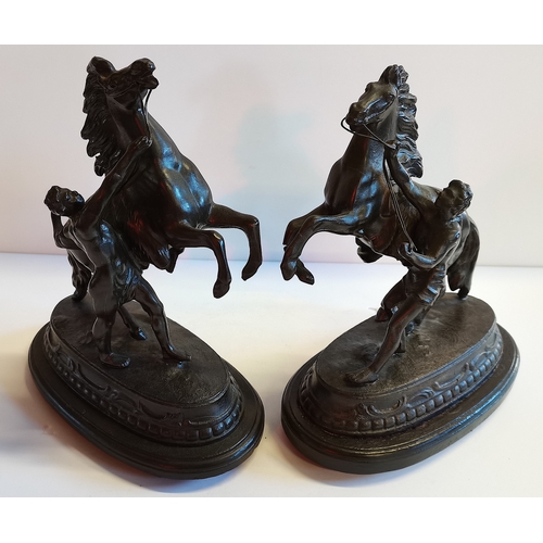 438 - 2 Metal horse figures and brass pot