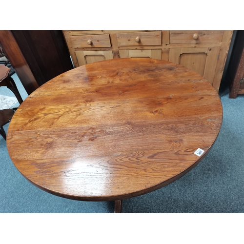 960 - Countryways Oak (East Sussex) Hand crafted Oak Circular dining table 1.2m diameter Exc. Condition