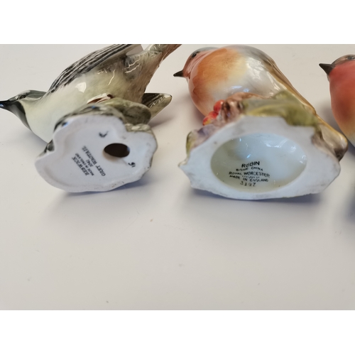 121 - 2 x Beswick birds, grey wagtail and greenfinch 2 Royal Worcester Robins - 1 in Matt 1 in gloss