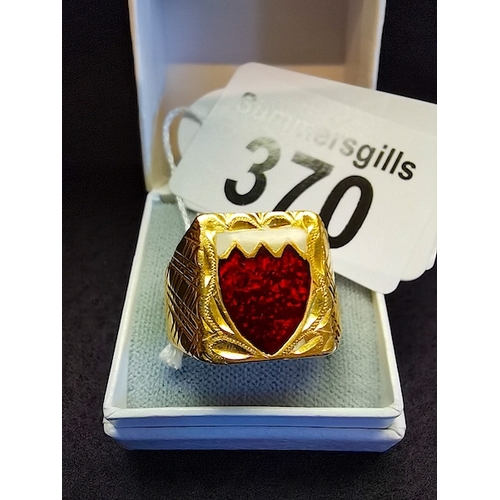 370 - 22ct gold enamel ring (14g)