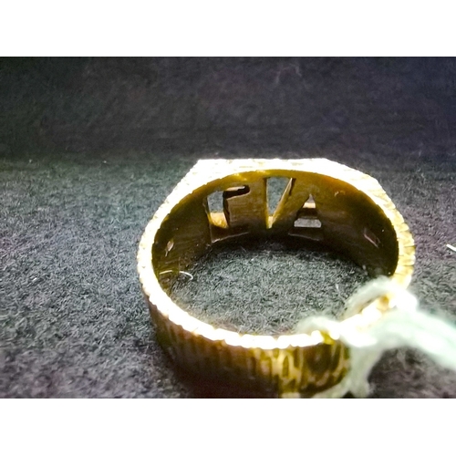 370 - 22ct gold enamel ring (14g)