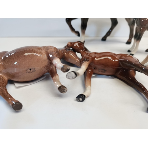 115 - x4 Beswick bay horses a d x1 Beswick donkey with broken tail