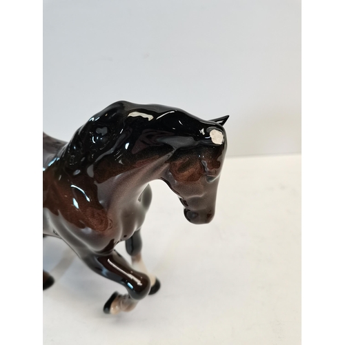 115 - x4 Beswick bay horses a d x1 Beswick donkey with broken tail