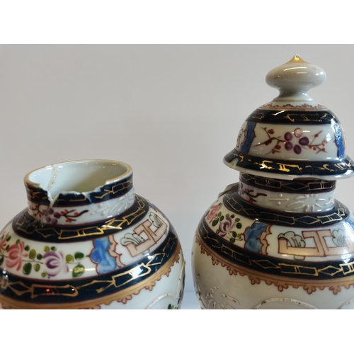 158 - A pair of Porcelain vases in Chinese Export style. Lid on one of the vases has a couple of chips