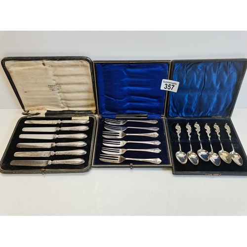 357 - Set 6 of Desert folks, Knifes and teaspoons all in original cases