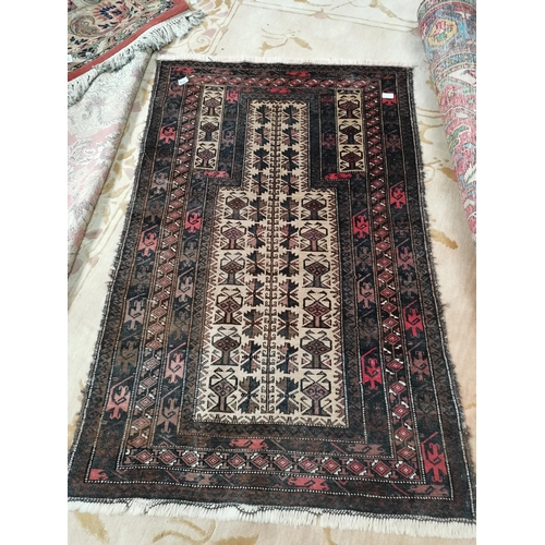 886 - Persian rug 91cm x 150cm rug some wear and fading