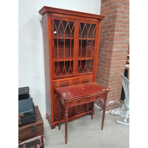 1086 - Yew wood table and bookcase