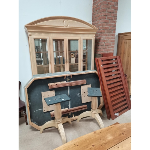 1118 - Display cabinet and dining table