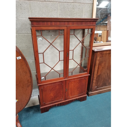 982 - Mahogany display cabinet with glass shelves H155cm x W95cm