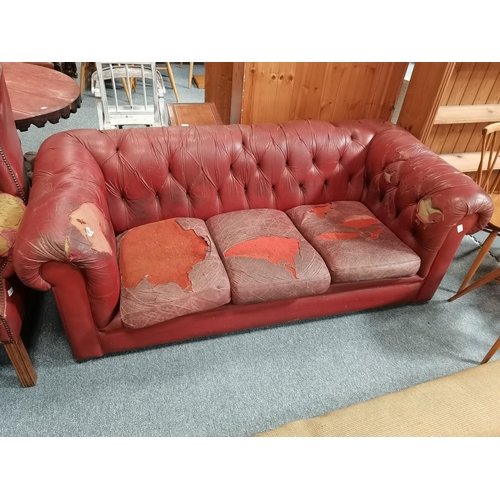 907 - red leather chesterfield 3 seater sofa, chesterfield armchair plus