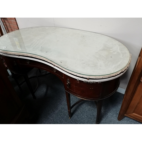 935 - Kidney shaped dressing table