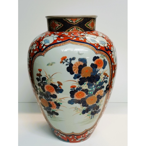 666a - An impressive Chinese 40cm decorative vase with floral and figurine decoration ex condition