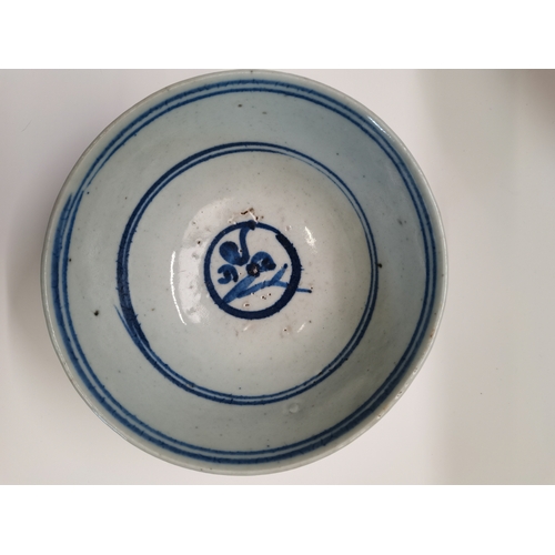 476 - A blue and white jarlet Kangxi  d/d plus 5 x other early Chinese blue and white items with character... 