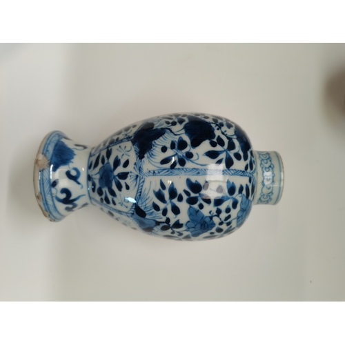 476 - A blue and white jarlet Kangxi  d/d plus 5 x other early Chinese blue and white items with character... 