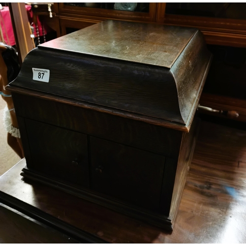 87 - Antique Oak Gramophone HMV model 106 with a selection of 78rpm records