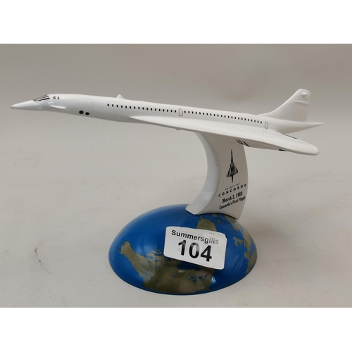 104 - Model of Concorde with certificate plus Wedgewood plate with certificate