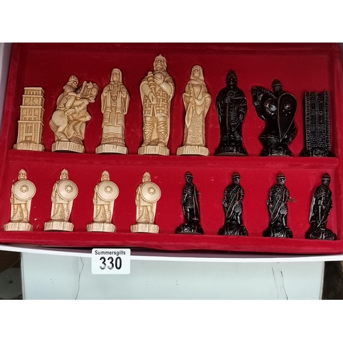 330 - Studio Anne Carlton Chess set - Battle of Hastings