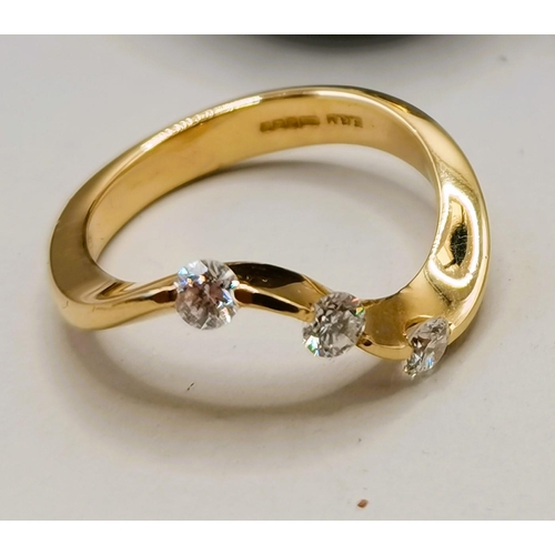 432 - 18k gold ring with 3 diamonds size P 4g