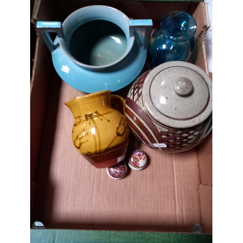 1360 - Box of ceramics